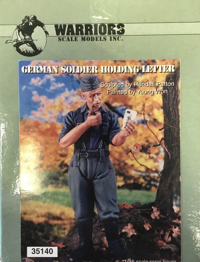 WARRIORS 35140 GERMAN SOLDIER HOLDING